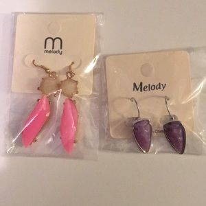 2 pairs of earrings